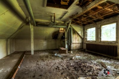 Ein zimmer mit viel müll und ein rad