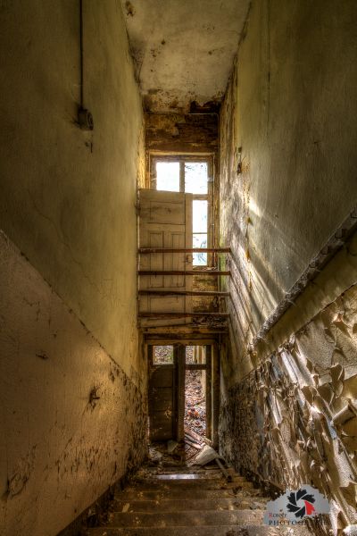 Ein sehr alt aussehendes Zimmer mit einer Treppe