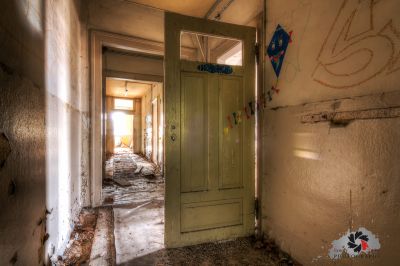 Eine grüne Tür in einem heruntergelaufenen Gebäude