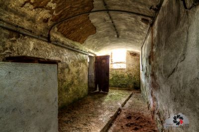 Ein sehr altes Zimmer mit einer Tür