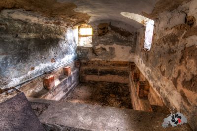 Ein Zimmer mit Waschbecken und Fenster