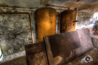 Ein schmutziges Zimmer mit einer Couch und einer Tür