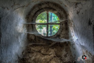 Ein Fenster in der Wand mit dem Kreuz darin