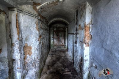 Ein langer schmaler Flur mit einer Tür und einer Wand