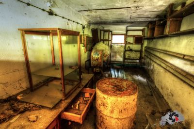 Ein Zimmer mit Tisch und Spiegel