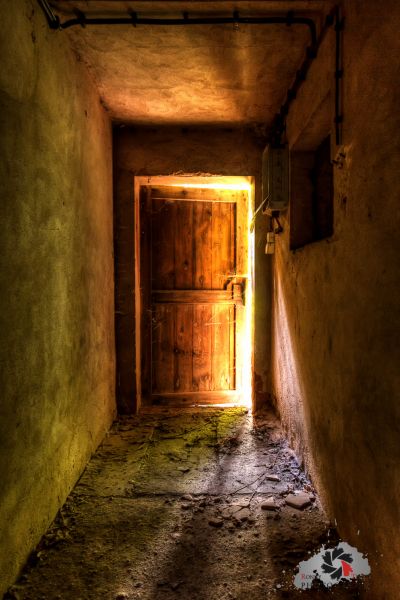 Eine Tür in einem kleinen Raum mit einem gebrochenen Boden