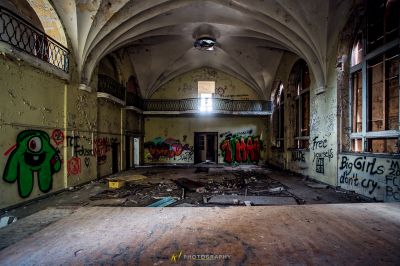 Ein Raum mit Graffiti an den Wänden und der Decke