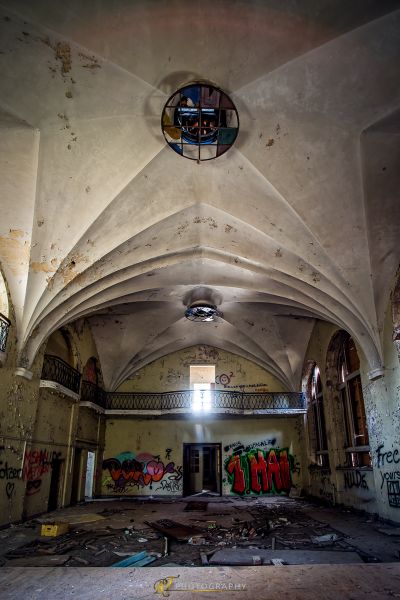 Ein Raum mit Graffiti an den Wänden und der Decke