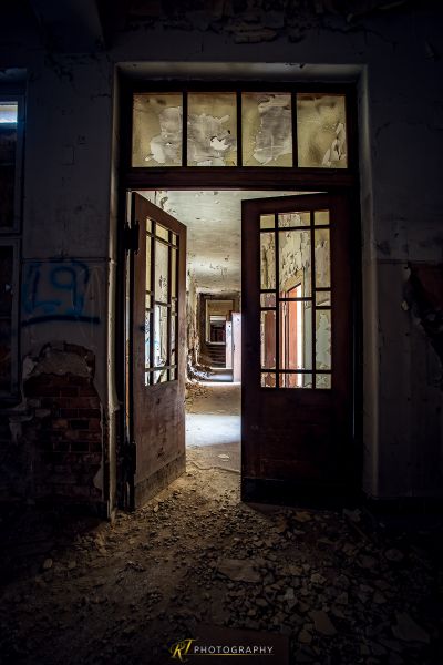 Eine Tür mit einer zerbrochenen Tür in einem alten Gebäude