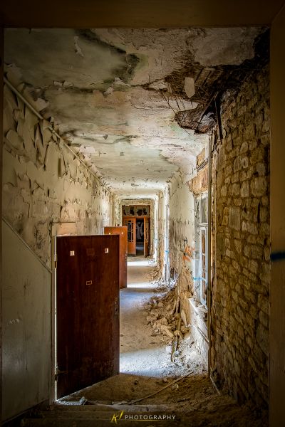 Ein sehr altes Zimmer mit einer sehr alten Tür