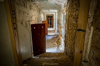 Einen Flur mit einer roten Tür und einer Wand