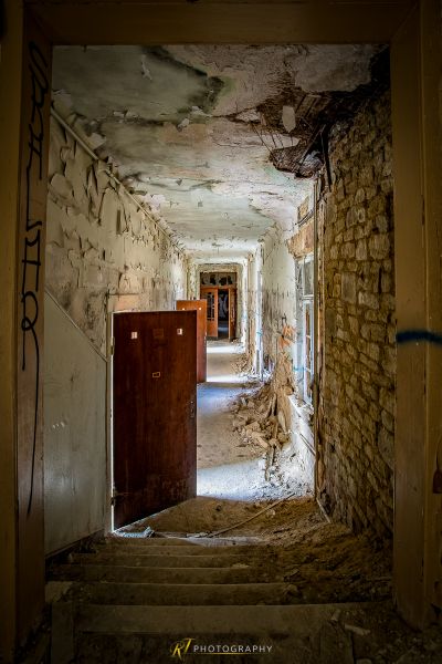 Ein sehr alt aussehendes Zimmer mit einer sehr Tür