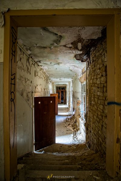 Eine Tür, die zu einem Raum mit einer Schuttwand führt