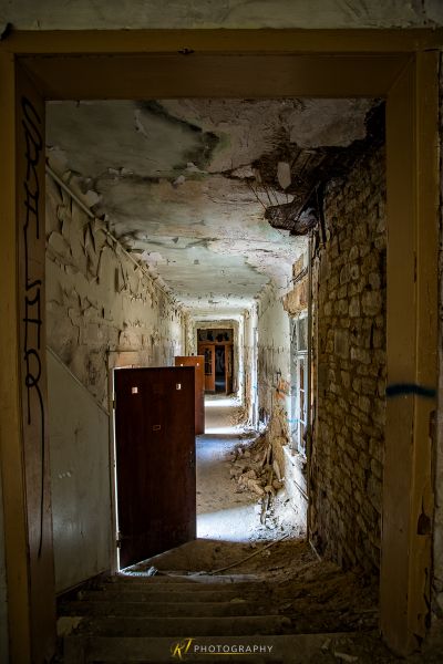 Eine Tür in einem Gebäude mit geöffneter Tür