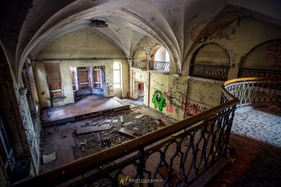 Ein Zimmer mit einer Treppe und einem Fenster