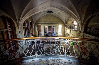 Ein Zimmer mit einer Treppe und einem Fenster