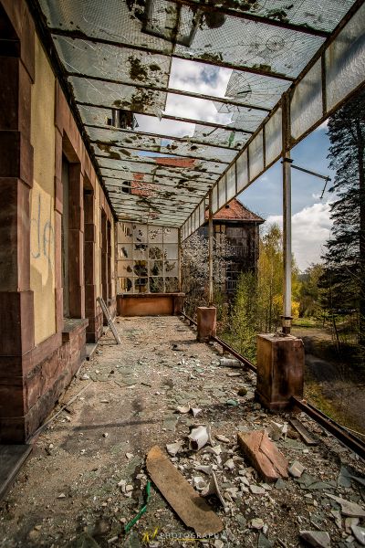 Ein heruntergekommenes Gebäude mit kaputten Fenstern und Trümmern