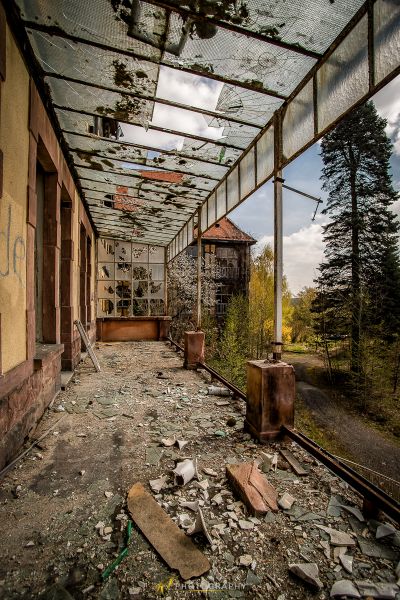 Ein heruntergekommenes Gebäude mit kaputten Fenstern und Trümmern