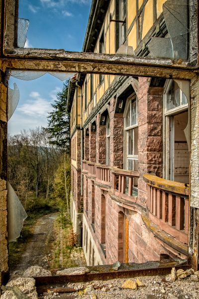 Ein kaputter Fensterrahmen