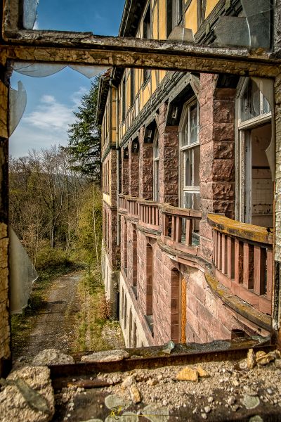 Eine Fensteransicht eines Gebäudes mit einem zerbrochenen Fenster