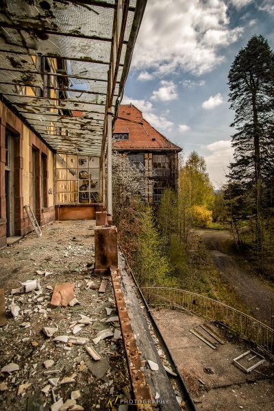 Ein Gebäude mit vielen Trümmern auf dem Boden