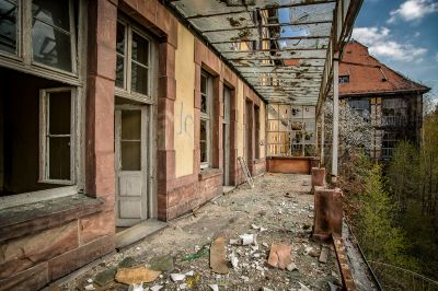 Ein heruntergekommenes Gebäude mit kaputten Fenstern und Trümmern