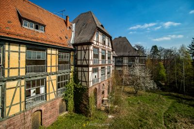 Ein Gebäude mit einem roten Dach und einem weißen Fenster