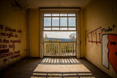 Ein Zimmer mit einem Fenster und Blick auf einen Berg