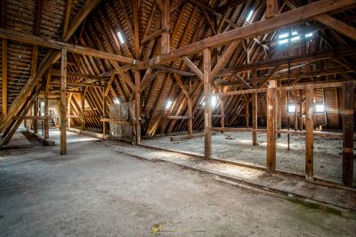 Ein Zimmer mit Holzbalken und einem Fenster