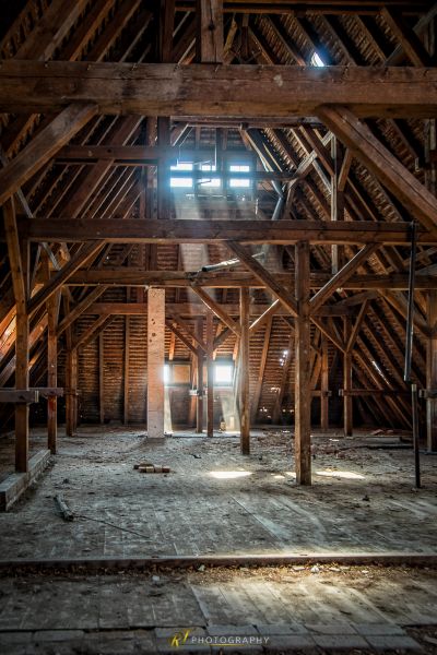 Ein Zimmer mit viel Holz und vielen Fenstern