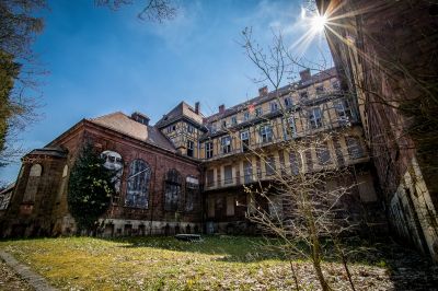 Ein großes Gebäude mit einer Uhr an der Seite