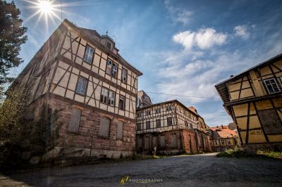 Eine Straße mit einem Gebäude und einem Baum