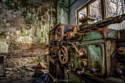 Eine Maschine sitzt in einem Raum mit einer Ziegelwand