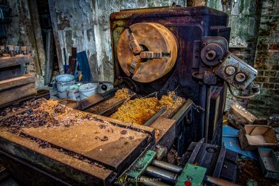 Eine Maschine, die auf einem Tisch sitzt