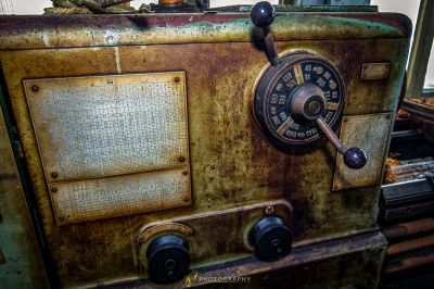 Altes Radio auf einem Tisch