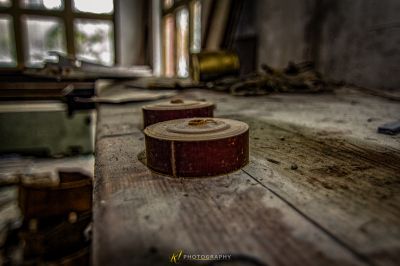 Ein Holztisch mit einer Dose darauf