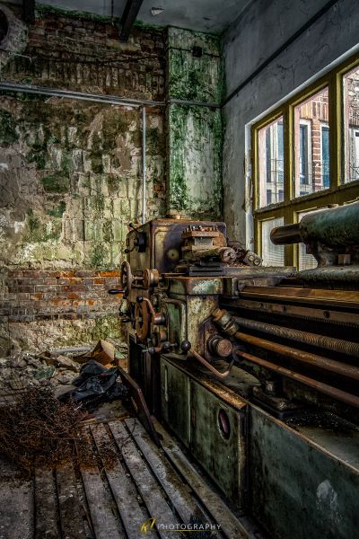 Eine Maschine in einem Raum mit einer Ziegelwand