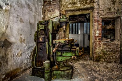 Eine große Maschine in einem schmutzigen Raum