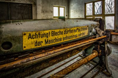 Eine Maschine, die in einem Raum sitzt