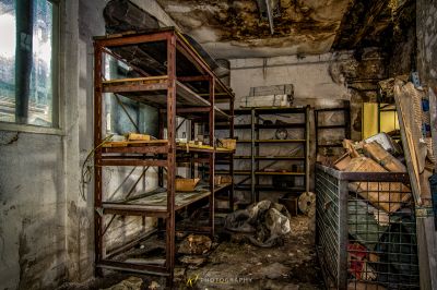 Ein Zimmer mit einem Haufen Regale und einem Haufen Kisten