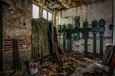 Ein Raum mit einem Haufen Werkzeuge und einer Tür