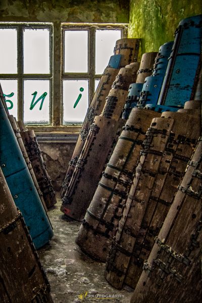 Ein Zimmer mit einem Haufen alter Holzkisten