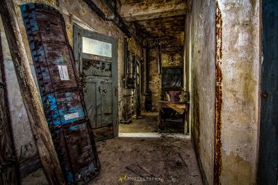 Ein Zimmer mit einer Tür und einem Stuhl