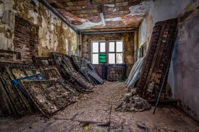 Ein Zimmer mit vielen alten Möbeln