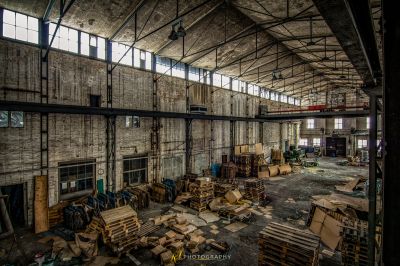 Ein großer Raum mit viel Holz und vielen Fenstern