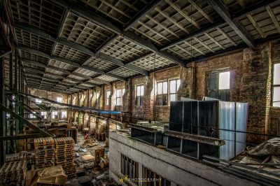 Ein Zimmer mit Fernseher und viel Müll