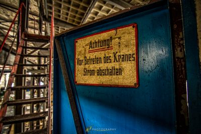 Ein Schild auf einer blauen Tür in einem Gebäude
