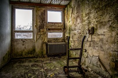 Ein Stuhl in einem Zimmer mit Fenster