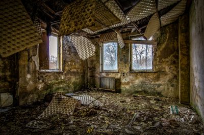 Ein Zimmer mit vielen Trümmern und einem Fenster