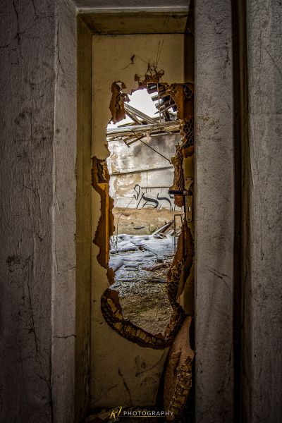 Ein zerbrochenes Fenster in der Wand